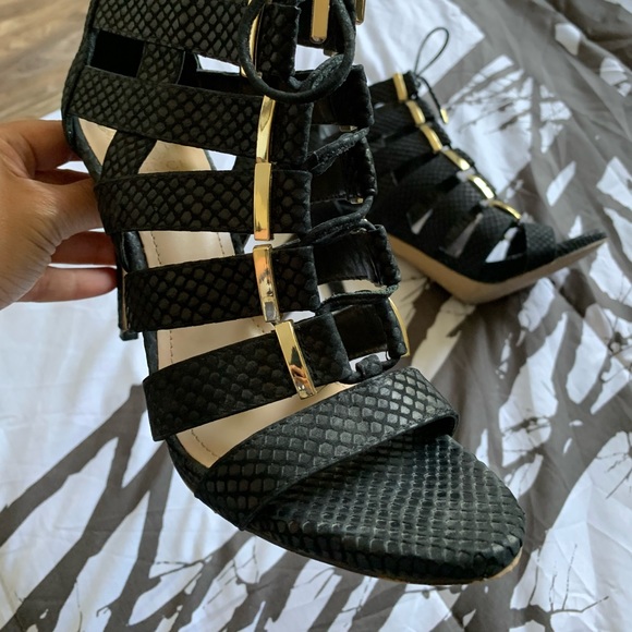 Black Vince Camuto heels - Picture 2 of 6